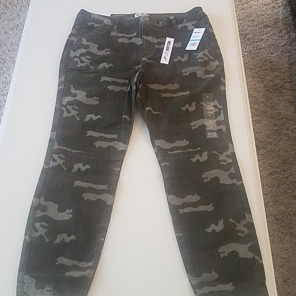 Crop skinny cargo jeans.. camo!